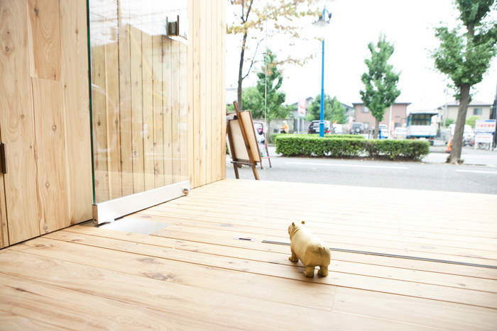 店内に犬